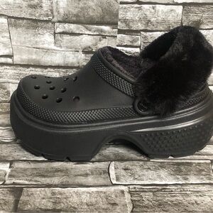 Crocs Classic Fur Lined Stomp Clogs Black  Women’s Size 7 EUC! Slip On